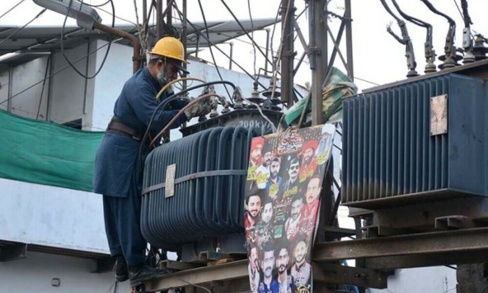 A WAPDA staffer in repairing power transformer in Faisalabad on May 15, 2025. Photo: APP