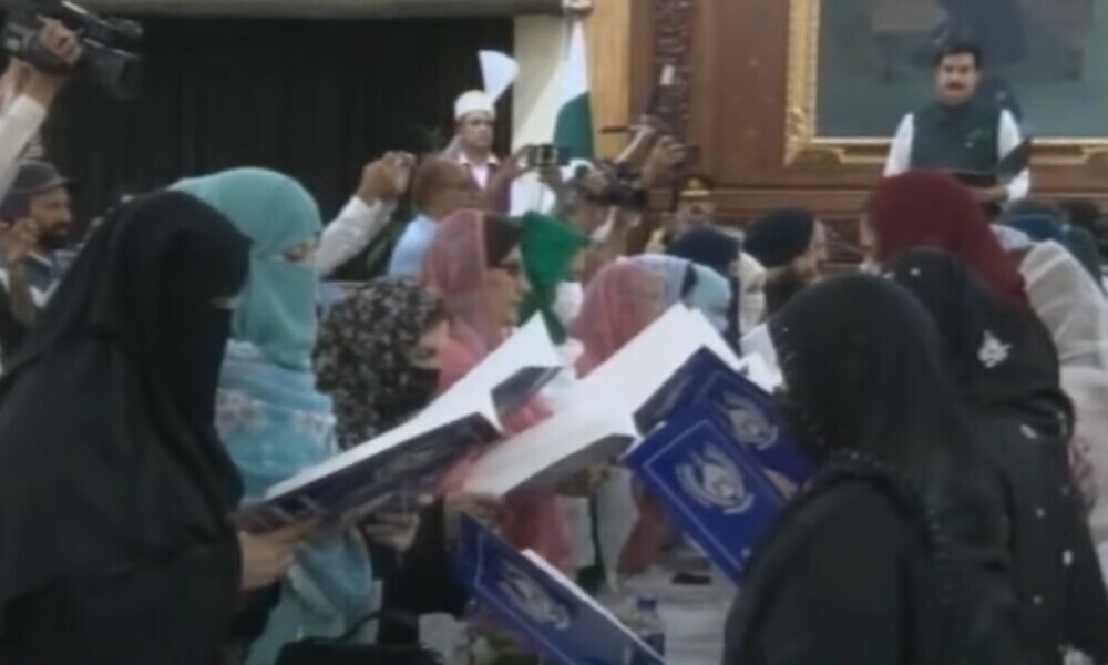 Khyber Pakhtunkhwa Governor Faisal Karim Kundi administering the oath. Photo: Screengrab via PTV