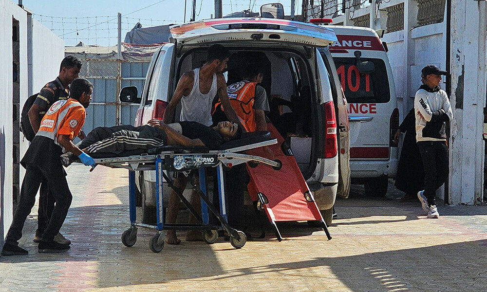 Palestinians transport people who were injured while trying to get humanitarian aid, into the Red Cross field hospital in the Mawasi area of Rafah in the southern Gaza Strip on July 20, 2025. Photo: AFP