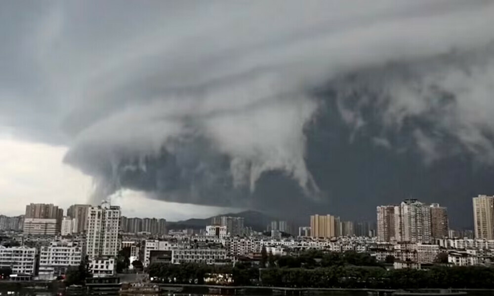 A view shows dark cloud approaching the city of Zhuhai as Typhoon Wipha makes landfall, Guangdong Province, China, July 20, 2025. Photo: Reuters