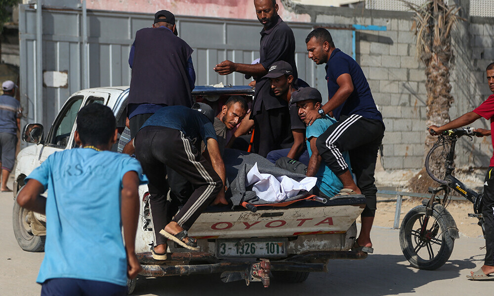 Palestinians transport the body of a casualty of Israeli strikes into Nasser hospital in Khan Yunis in the southern Gaza Strip on July 22, 2025. Photo: AFP
