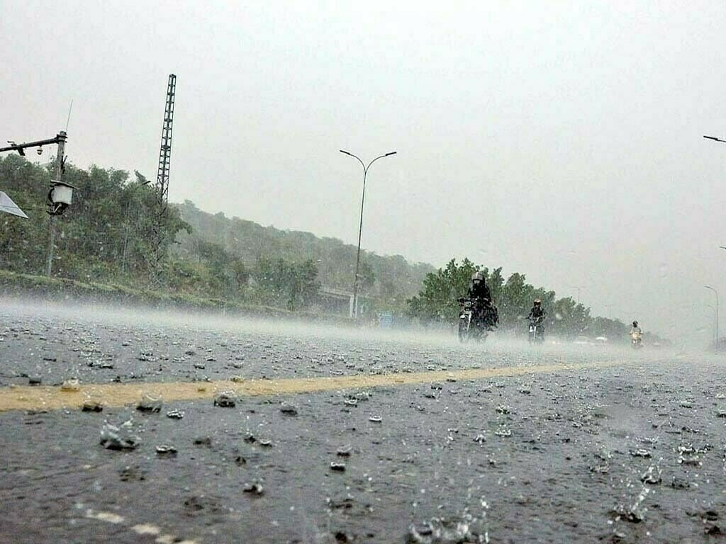 PMD forecasts more rain, strong winds in Punjab, KP over next 24 hours