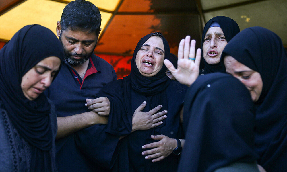 Women mourn relatives at the Nasser hospital, who were killed in Israeli strikes on the al-Mawasi refugee camp and the eastern neighbourhoods of Khan Yunis in the southern Gaza Strip, on July 24, 2025. Photo: AFP