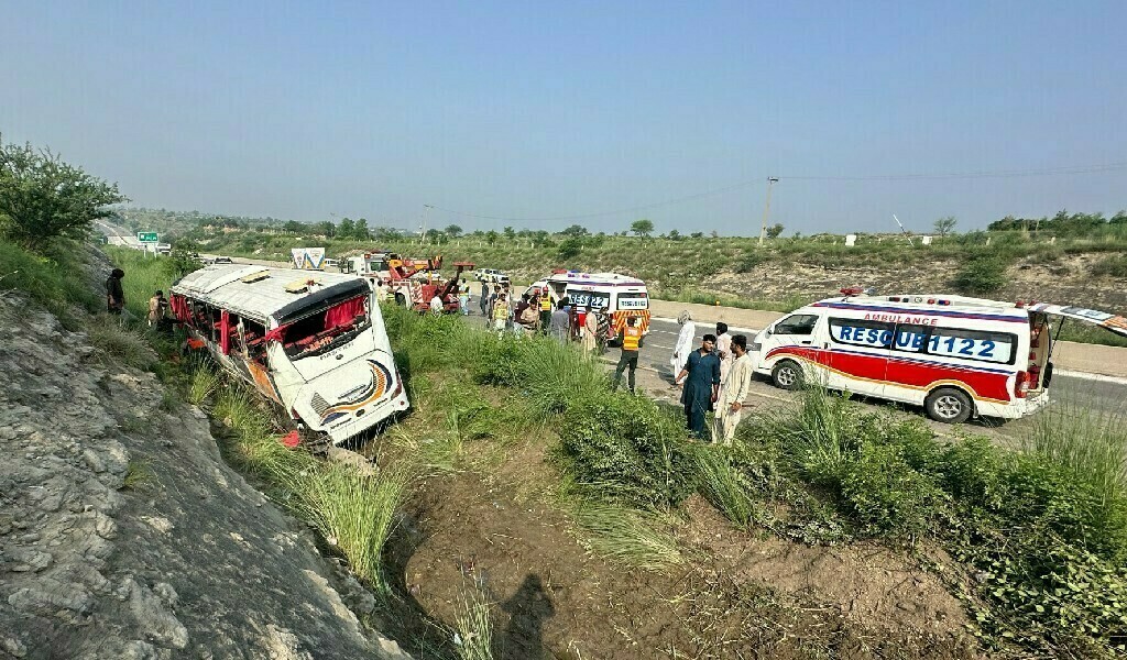اسلام آباد۔لاہور موٹروے پر بس الٹنے سے 8 افراد جاں بحق، 18 زخمی