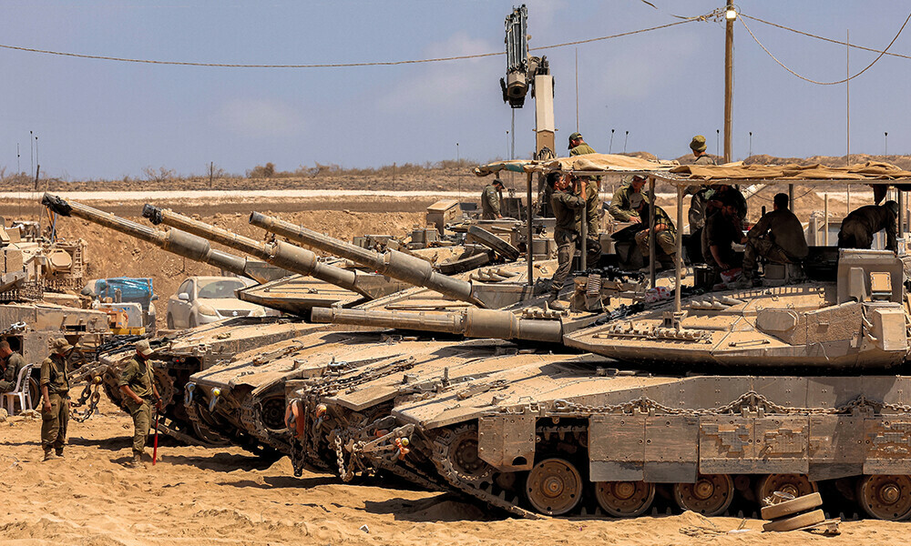 Israeli army soldiers stand atop main battle tanks deployed at a position along the border with the Gaza Strip and southern Israel on July 29, 2025. Photo: AFP