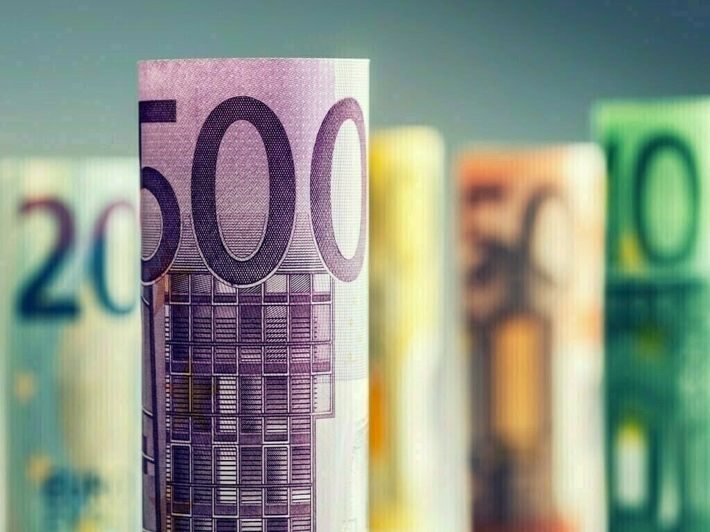 Euro hovers near one-month lows after trade deal, focus switches to Fed