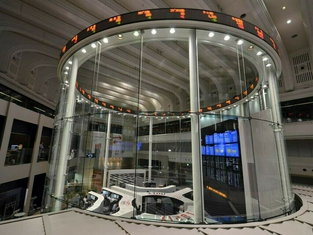 Nikkei reverses course to end lower