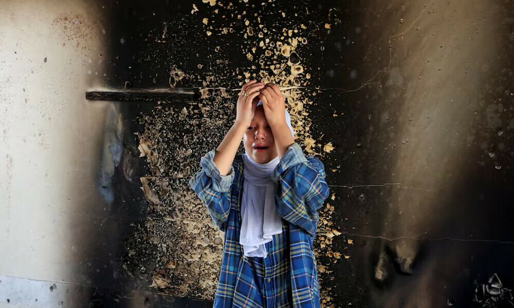 Hala Al-Masri, 17, reacts at the site of an overnight Israeli strike on an UNRWA school that was sheltering displaced people, in Khan Younis, southern Gaza Strip, August 3, 2025. Photo: Reuters