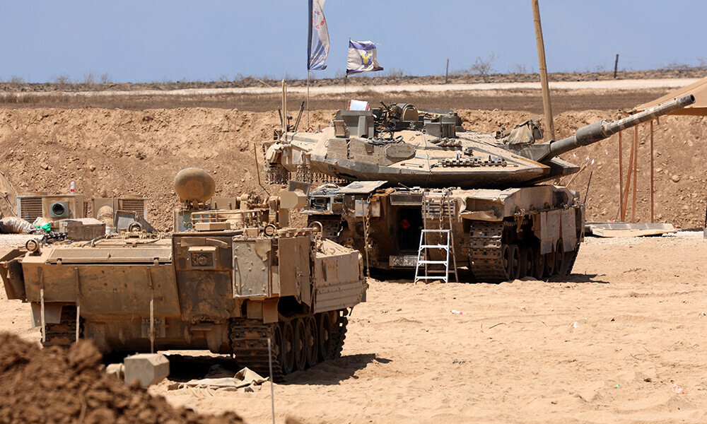 Israeli military vehicles are positioned along the border with the Gaza Strip on August 21, 2025. Photo: AFP