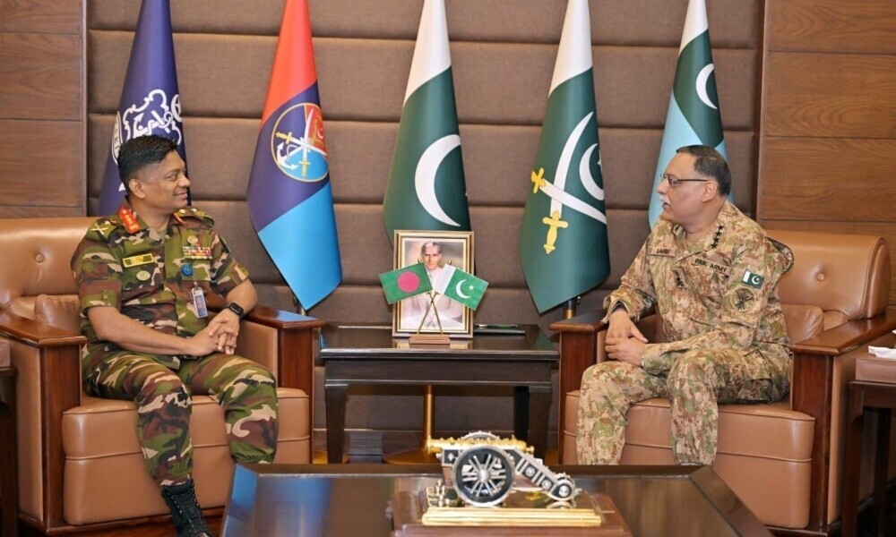 Lieutenant General Md Faizur Rahman, Bangladesh Army Quarter Master General (left) and Joint Chiefs of Staff Committee (CJCSC) Chairman General Sahir Shamshad Mirza. Photo: Facebook/@ISPROfficial1/File