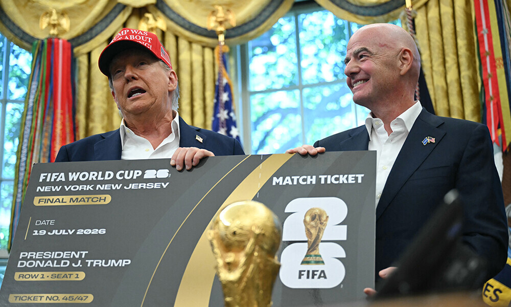 US President Donald Trump makes an announcement from the Oval Office of the White House in Washington, DC, on August 22, 2025 next to FIFA president Gianni Infantino (R). Trump announced the 2026 World Cup draw will be held on December 5 at Washington&rsquo;s Kennedy Center. Photo: AFP