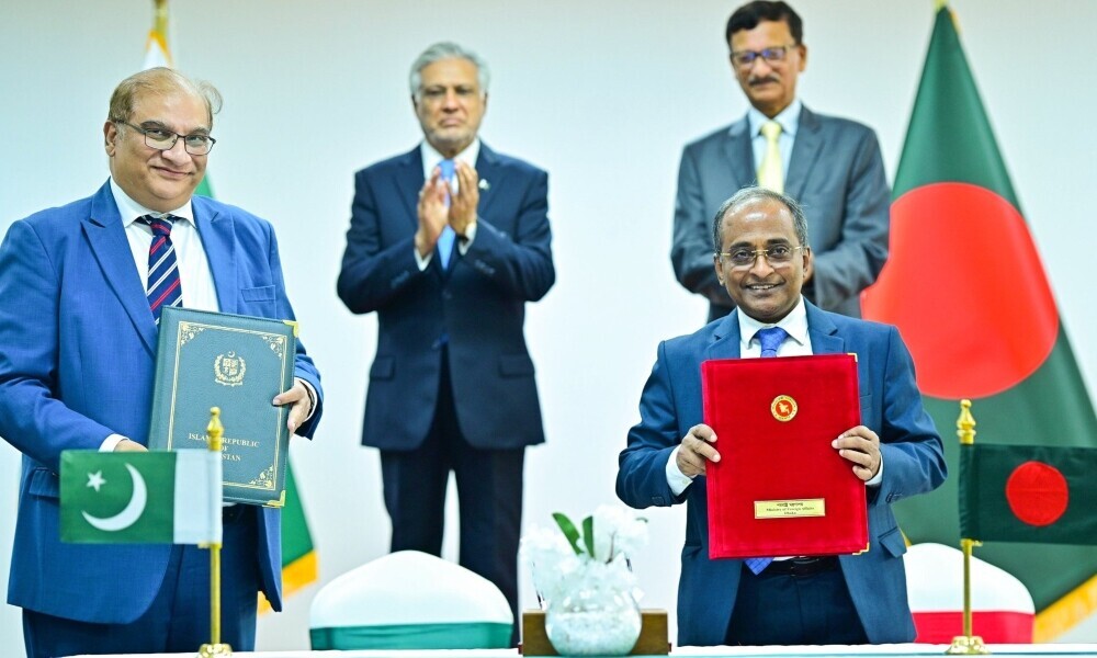  Officials of Pakistan and Bangladesh posing for a picture after signing MoUs in Dhaka, Bangladesh, on August 24, 2025. Photo: X/@ForeignOfficePK 