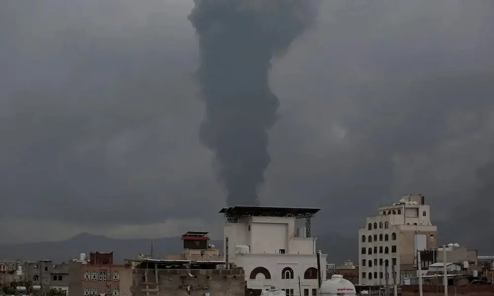 Smoke billows from the site of Israeli air strikes in Sanaa, Yemen, August 24, 2025. Photo: Reuters