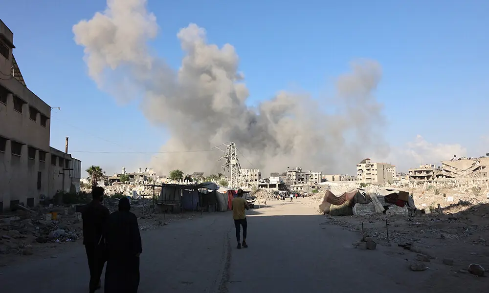 Smoke billows after an Israeli army operation in the Zeitoun neighbourhood of Gaza City on August 26, 2025. Gaza&rsquo;s civil defence agency said five journalists were among at least 20 people killed on August 25, when Israeli strikes hit a hospital in the south. Photo: AFP