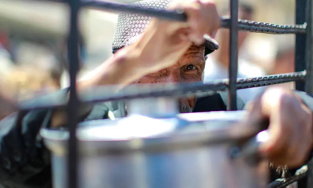 An elderly Palestinian man waits to get rice from a charity kitchen providing food for free in the west of Gaza City, on August 28, 2025, as the war between Israel and the Hamas militants movement continues. Photo: AFP