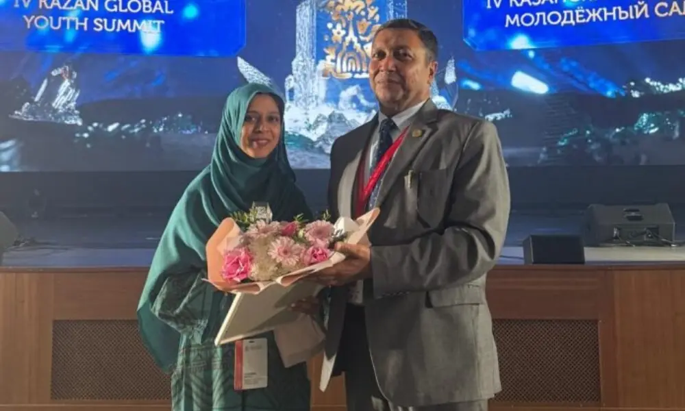 Pakistani scientist Dr Sharmeen Fayyaz (left) is receiving award and bouquet. Photo: APP/File