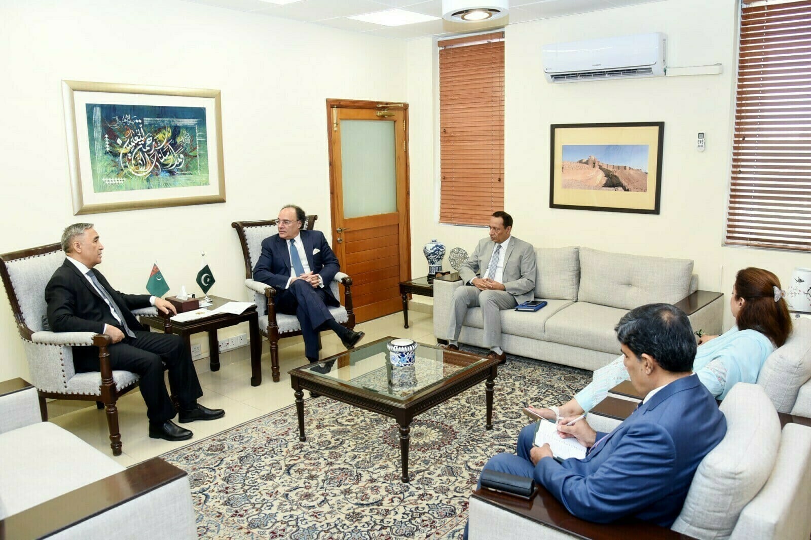 Turkmenistan envoy, Aurangzeb focus on expanding bilateral trade