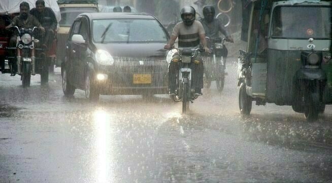 Karachi receives light rain amid thunderstorm forecast Karachi receives light rain amid thunderstorm forecast
