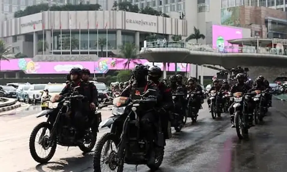 Riot police drive past the city center during a patrol amid the widespread anti-government protests and rioting over issues such as extra pay for parliamentarians and housing allowances led by student group that resulted into riots rocked Southeast Asia&rsquo;s largest economy, in Jakarta, Indonesia. Photo: Reuters