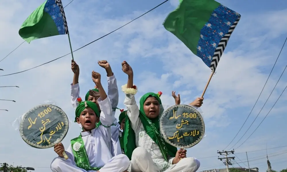 Muslim devotees carrying religious flags take part in a procession to celebrate Eid-e-Milad-un-Nabi (PBUH) in Lahore on September 6, 2025. Photo: AFP