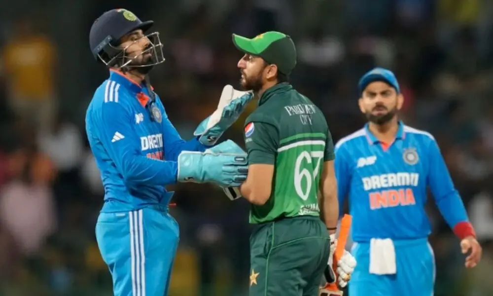 KL Rahul of India (left) checks the face of Salman Ali Agha of Pakistan after being hit by a ball during the Asia Cup Super Four match between India and Pakistan at R. Premadasa Stadium in Colombo, Sri Lanka, on September 11, 2023. Photo: AFP