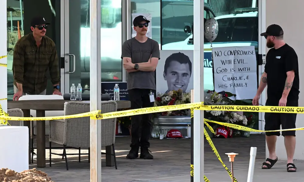 Mourners gather around a memorial for Charlie Kirk, who was shot and killed in Utah, at the Turning Point headquarters in Phoenix, Arizona, US Sept. 10, 2025. Photo: Reuters