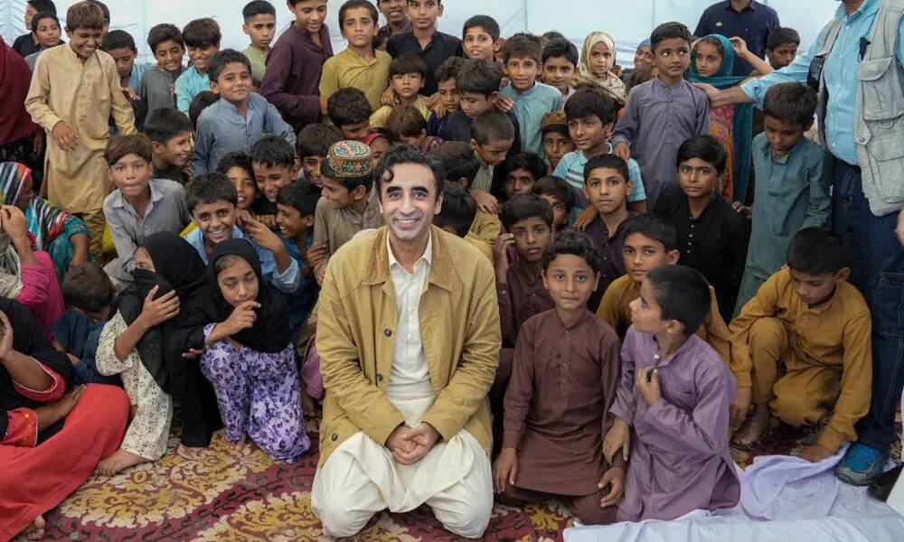 PPP Chairman Bilawal Bhutto Zardari posing for a picture along flood victims. Photo: Facebook/@BilawalBhuttoZardariPk/File