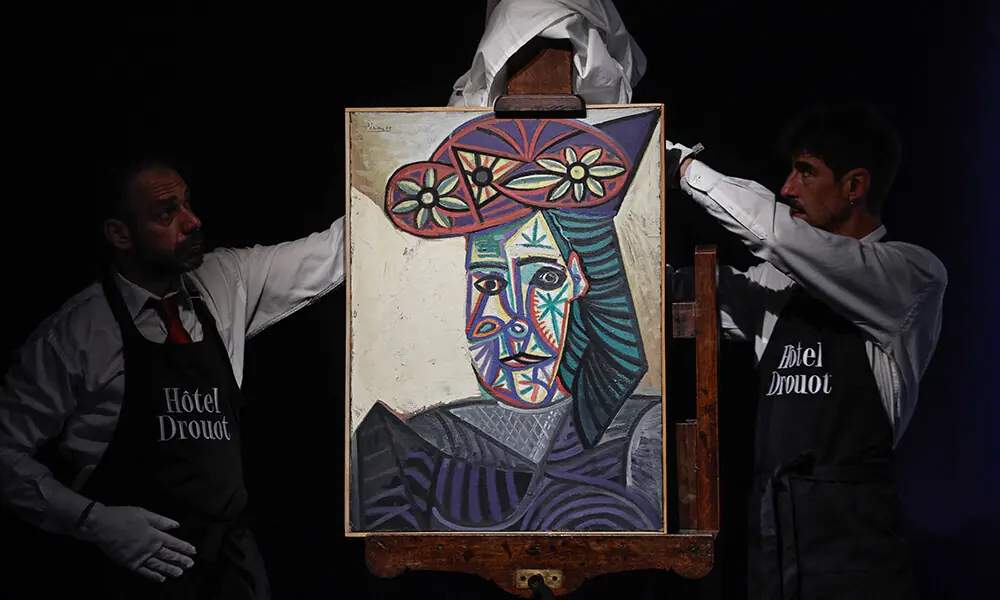 Employees unveal a painting by Spanish artist Pablo Picasso titled “Bust of a woman with a flowery hat” and featuring one his lovers Dora Maar, during its presentation at Hotel Drouot auction house in Paris on September 18, 2025. Photo: AFP Employees unveal a painting by Spanish artist Pablo Picasso titled “Bust of a woman with a flowery hat” and featuring one his lovers Dora Maar, during its presentation at Hotel Drouot auction house in Paris on September 18, 2025. Photo: AFP