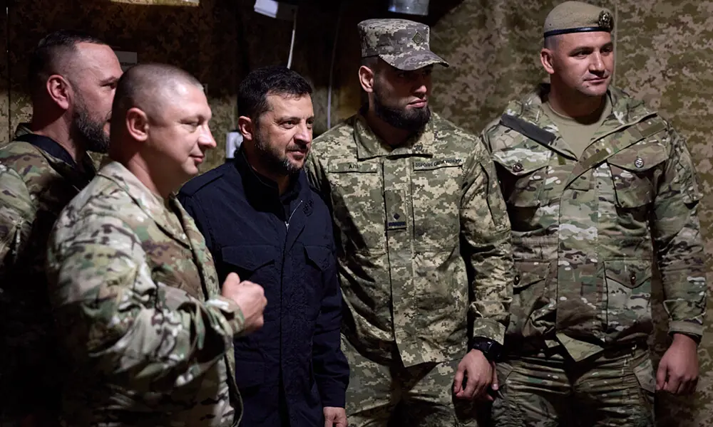 In this handout photograph taken and released by the Ukrainian Presidential Press Service on September 18, 2025, Ukraine’s President Volodymyr Zelensky (C) poses for a photo with Ukrainian soldiers on the frontline positions at an undisclosed location in the Donetsk region, amid the Russian invasion of Ukraine. Photo: AFP In this handout photograph taken and released by the Ukrainian Presidential Press Service on September 18, 2025, Ukraine’s President Volodymyr Zelensky (C) poses for a photo with Ukrainian soldiers on the frontline positions at an undisclosed location in the Donetsk region, amid the Russian invasion of Ukraine. Photo: AFP