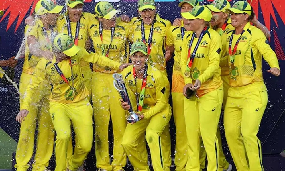 South Africa v Australia - Newlands Cricket Ground, Cape Town, South Africa - February 26, 2023 Australia&rsquo;s Meg Lanning celebrates with the trophy and teammates after winning the ICC Women&rsquo;s Cricket T20 World Cup REUTERS
