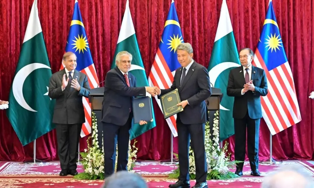 Deputy Prime Minister and Foreign Minister Ishaq Dar (second left) and Malaysian Foreign Minister Haji Mohamad Bin Haji Hasan (second right) exchange documents in Putrajaya, Malaysia, on October 6, 2025. Photo: PMO