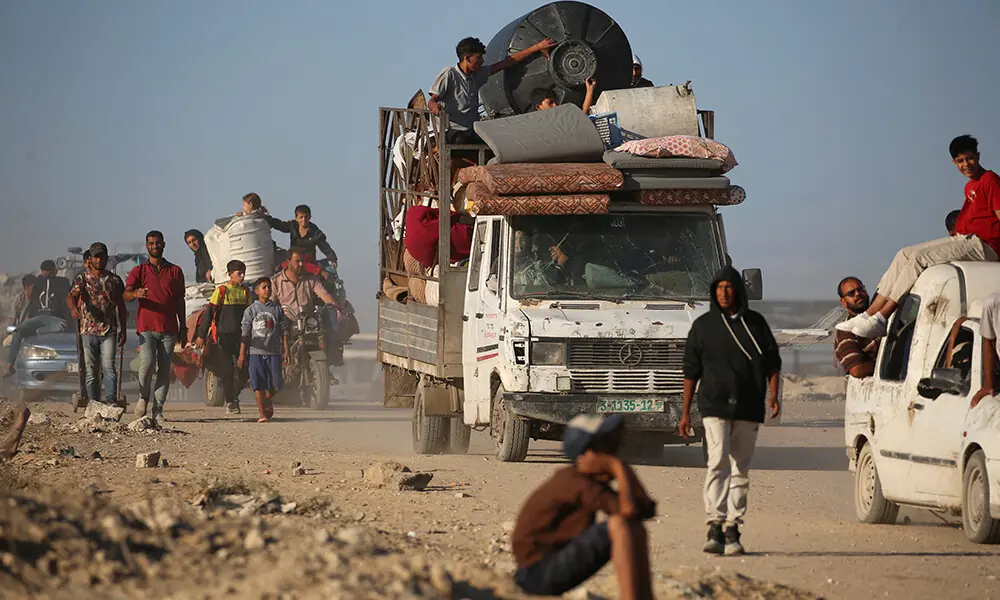 Israel declared a ceasefire in Gaza and began to pull back its forces on October 10, as tens of thousands of exhausted Palestinians made their way back to their devastated homes. Photo: AFP