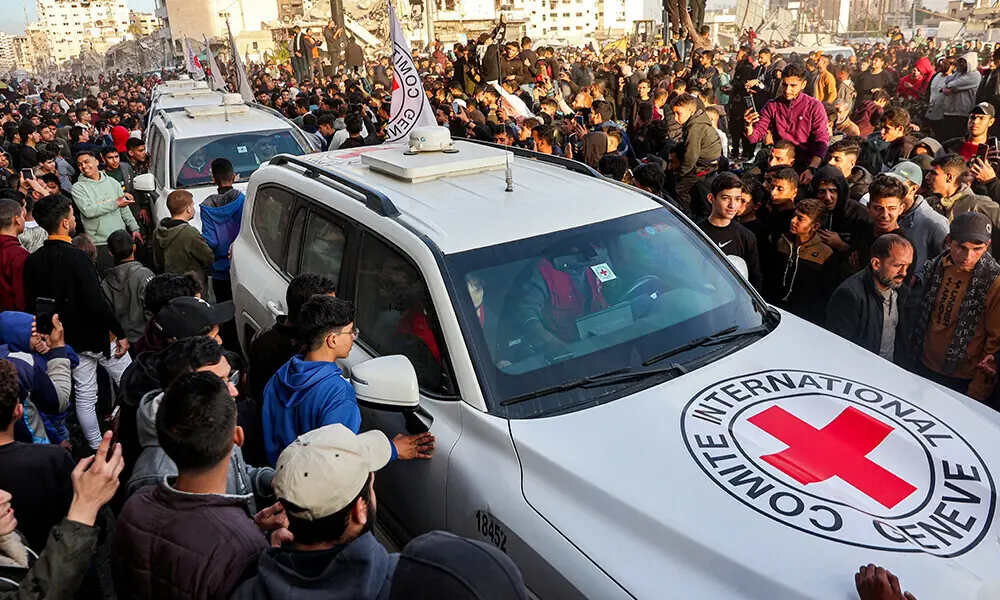 People gather around a vehicle of the International Committee of the Red Cross (ICRC) in Saraya Square inFile  western Gaza City on January 19, 2025. Photo: AFP