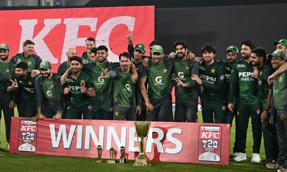 Pakistan’s cricketers pose with the winning trophy at the end of third and final Twenty20 international cricket match between Pakistan and South Africa at the Gaddafi Stadium in Lahore on November 1, 2025. Photo: AFP Pakistan’s cricketers pose with the winning trophy at the end of third and final Twenty20 international cricket match between Pakistan and South Africa at the Gaddafi Stadium in Lahore on November 1, 2025. Photo: AFP