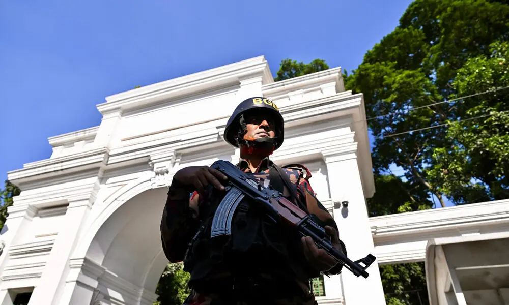 A Border Guard Bangladesh (BGB) personnel stands guard at the International Criminal Tribunal premises in Dhaka on November 17, 2025. Photo: AFP