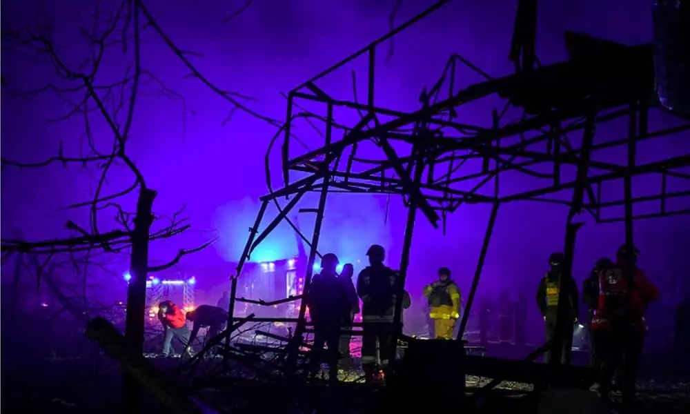 Firefighters work at the site of the Russian air strike, amid Russia&rsquo;s attack on Ukraine, in Zaporizhzhia, Ukraine November 20, 2025. REUTERS