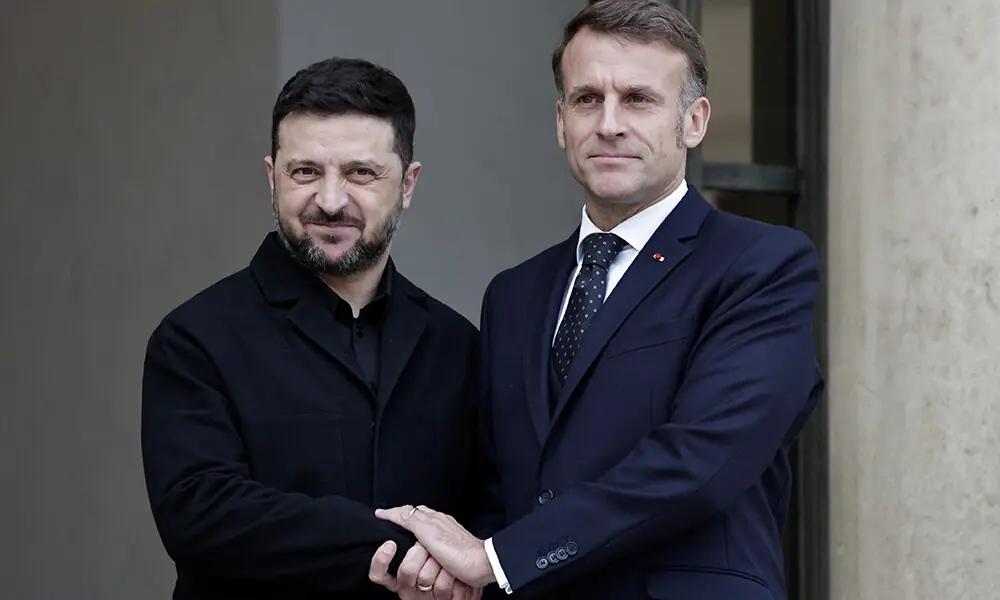France&rsquo;s President Emmanuel Macron (R) welcomes his Ukrainian counterpart Volodymyr Zelensky prior to their meeting at the Elysee palace in Paris, on December 1, 2025. Photo: AFP