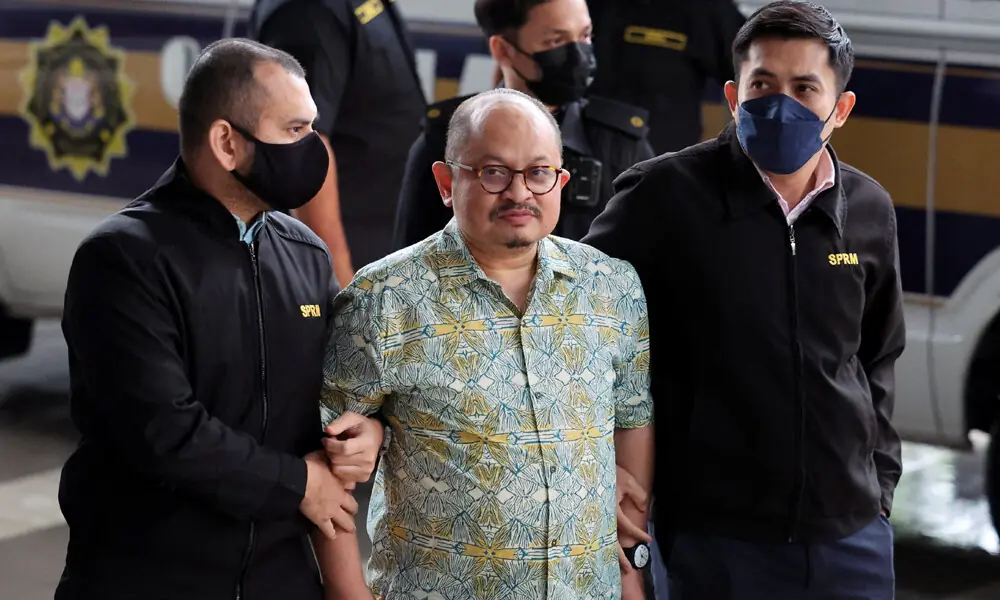 Shamsul Iskandar Mohd Akin, former senior political secretary to Prime Minister Anwar Ibrahim, is taken to Kuala Lumpur Court Complex by Malaysian Anti-Corruption Commission officers as he is expected to be charged over bribery allegations, in Kuala Lumpur, Malaysia, December 4, 2025. REUTERS