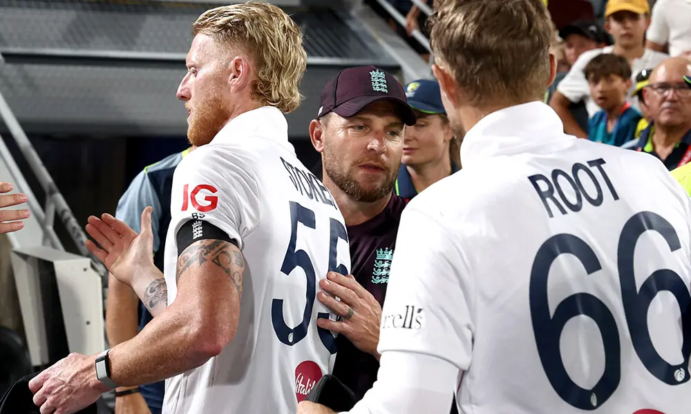 England&rsquo;s team coach Brendon McCullum (C) shakes hands with team captain Ben Stokes (L) and Joe Root after day four of the second Ashes cricket Test match between Australia and England at The Gabba in Brisbane on December 7, 2025. Photo:AFP