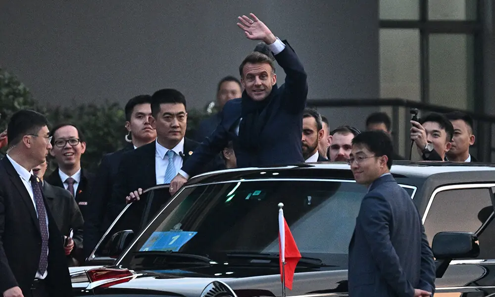France&rsquo;s President Emmanuel Macron (C） waves as he leaves the University of Sichuan after a meeting with students in Chengdu, in southwestern China&rsquo;s Sichuan province on December 5, 2025. Photo: AFP