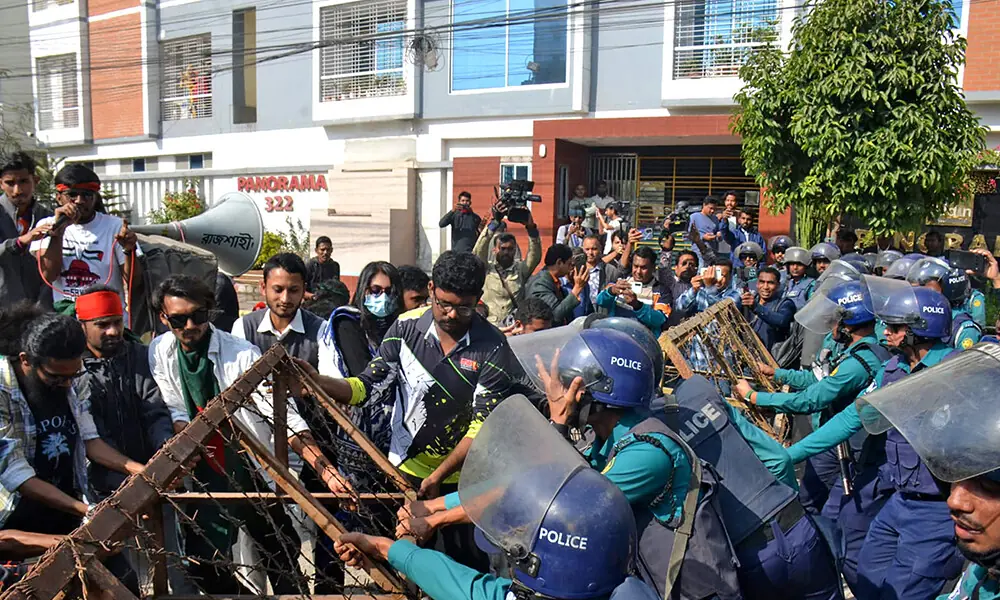 Bangladeshi police try to stop demonstrators as they march towards the assistant Indian high commissioner office in Rajshahi on December 18, 2025. Photo: AFP
