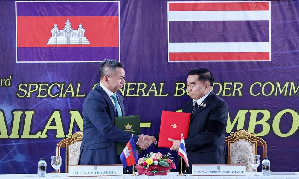 Cambodia&rsquo;s defence minister Tea Seiha (L) and Thailand&rsquo;s defence minister Nattaphon Narkphanit (R) shaking hands and exchanging documents during the special General Border Committee (GBC) meeting at a border checkpoint in Thailand&rsquo;s Chanthaburi province, on December 27. Photo: AFP