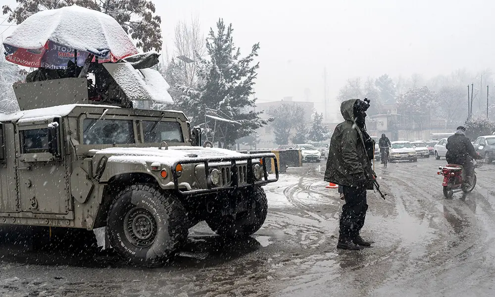 A Taliban security personnel stands guard at a checkpoint during snowfall in Kabul on January 22, 2026. Photo: AFP