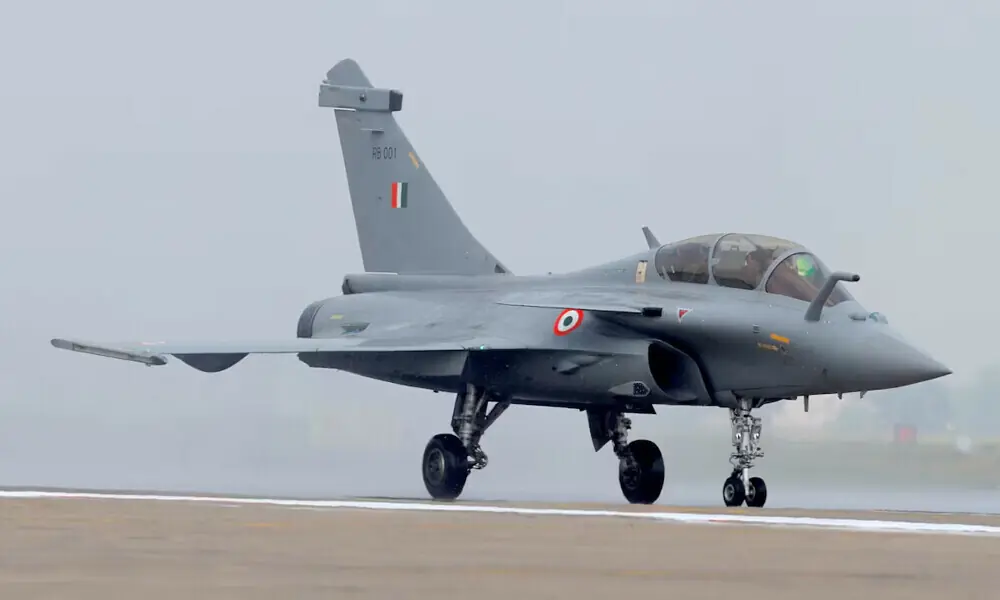 Rafale fighter jet taxis on the tarmac during its induction ceremony at an air force station in Ambala, India, September 10, 2020. File Photo: Reuters