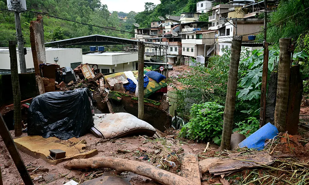 A street is covered with mud and debris after flooding and landslides in the Tres Moinhos neighborhood in Juiz de Fora, Minas Gerais state, Brazil, on February 26, 2026. Photo: AFP