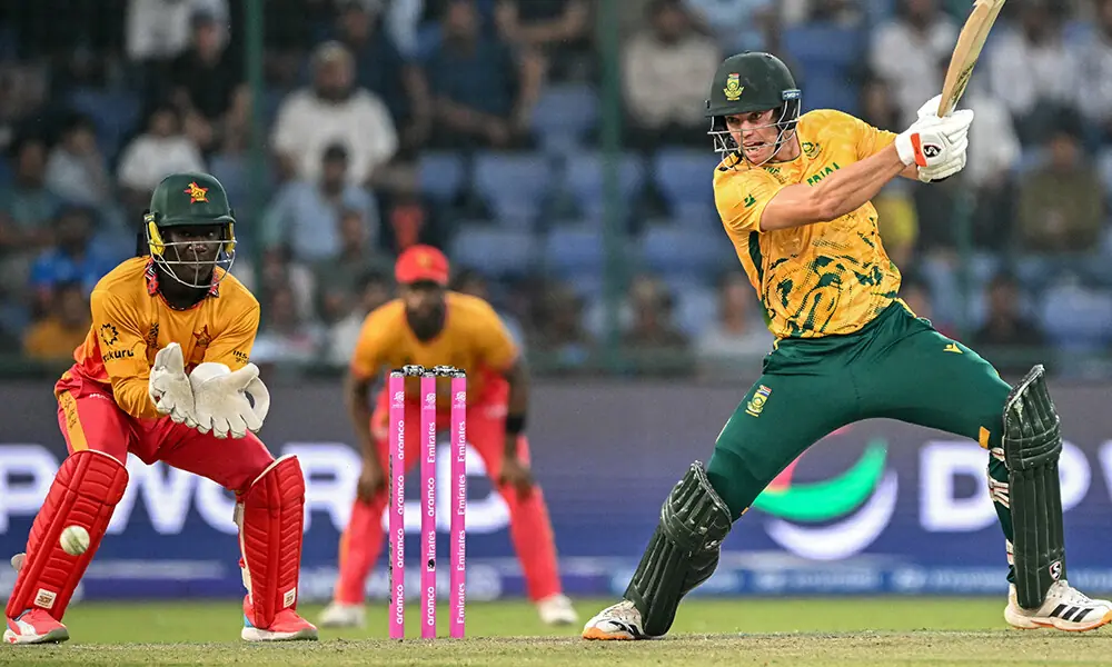South Africa&rsquo;s Tristan Stubbs (R) plays a shot as Zimbabwe&rsquo;s wicketkeeper Tadiwanashe Marumani watches during the 2026 ICC Men&rsquo;s T20 Cricket World Cup Super Eights match between Zimbabwe and South Africa at the Arun Jaitley Stadium in New Delhi on March 1, 2026. Photo: AFP