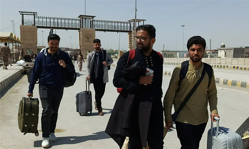 Pakistanis walk with their belongings after returning from Iran following the U.S. and Israeli strikes, at the Pakistan-Iran border crossing in Taftan, Pakistan March 4, 2026
Photo: Reuters