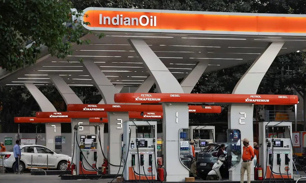 A worker stands next to a machine at an Indian Oil fuel station in New Delhi, India, March 6, 2026. Photo: Reuters