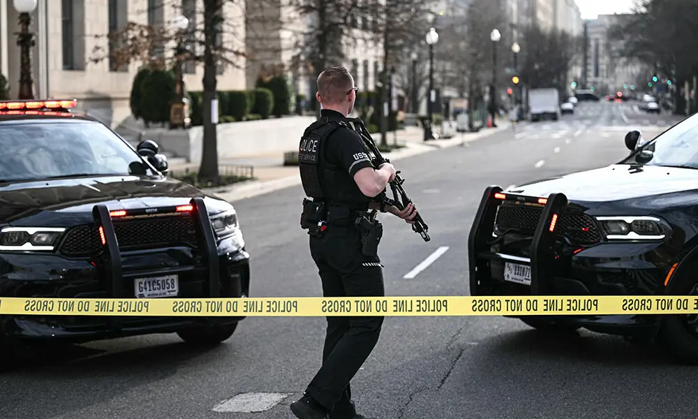 A member of the US Secret Service monitors the scene after a vehicle ran into a security barricade near the White House in Washington, DC, on March 11, 2026. Photo: AFP