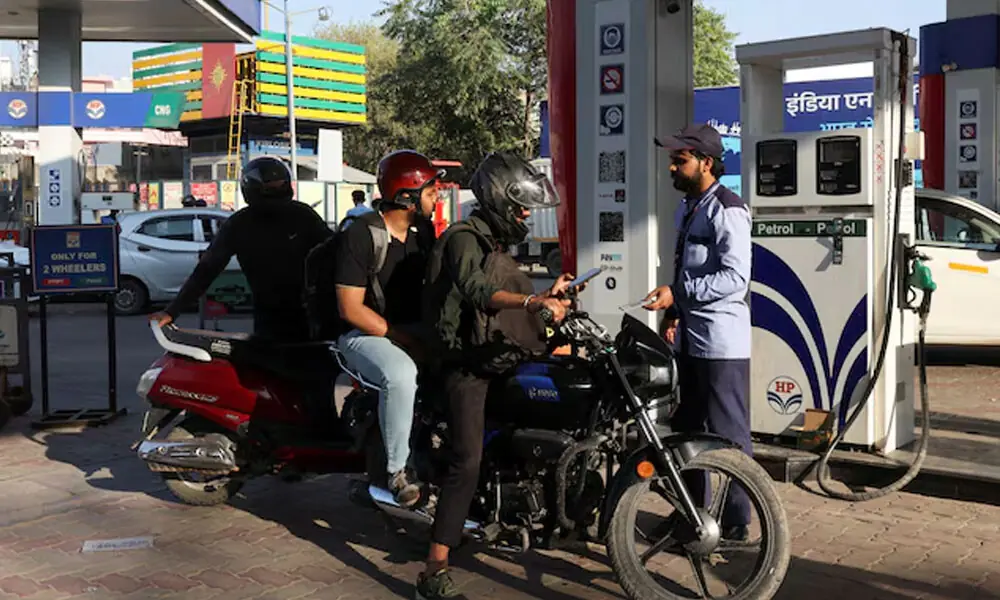 A man pays after refuelling his bike at a fuel station in New Delhi, India, March 6, 2026. Photo: Reuters